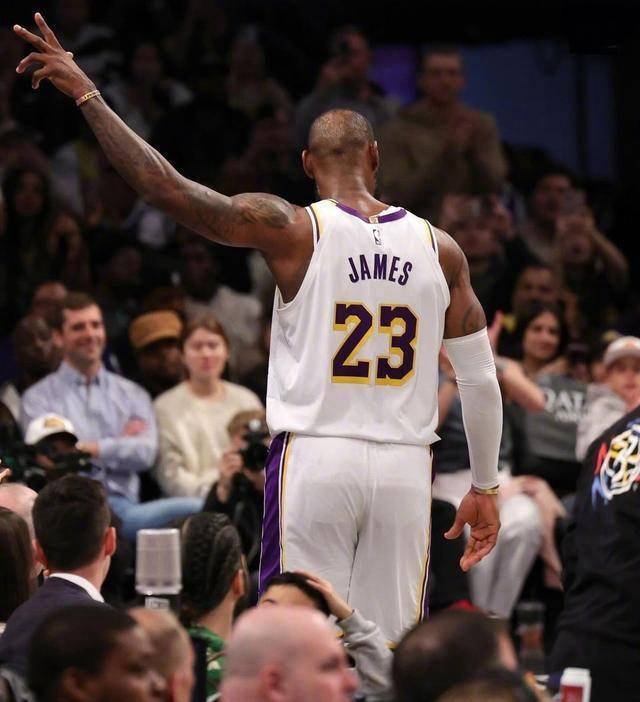 包含比赛局势复杂首场状态出色,切尔西观众沸腾!,詹姆斯重返赛场引发球迷热议的词条 包含比赛局势复杂首场状态出色,切尔西观众沸腾!,詹姆斯重返赛场引发球迷热议的词条